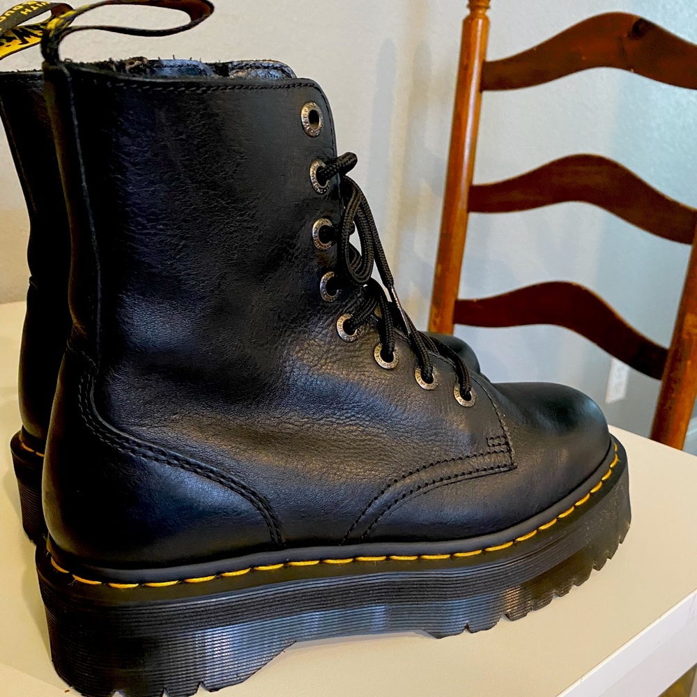 Dr. Martens Jadon III Pisa Leather Platform Boots - size 9 US - black